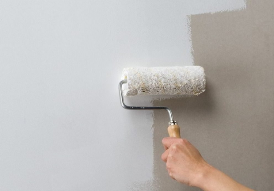 rouleau de peinture peignant un mur